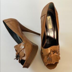 Vera Wang Tan Heels with Leather Sole and Cap Toe